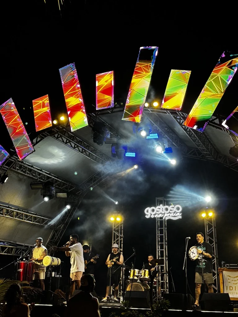 Estrutura iluminada e palco de edição anterior do evento